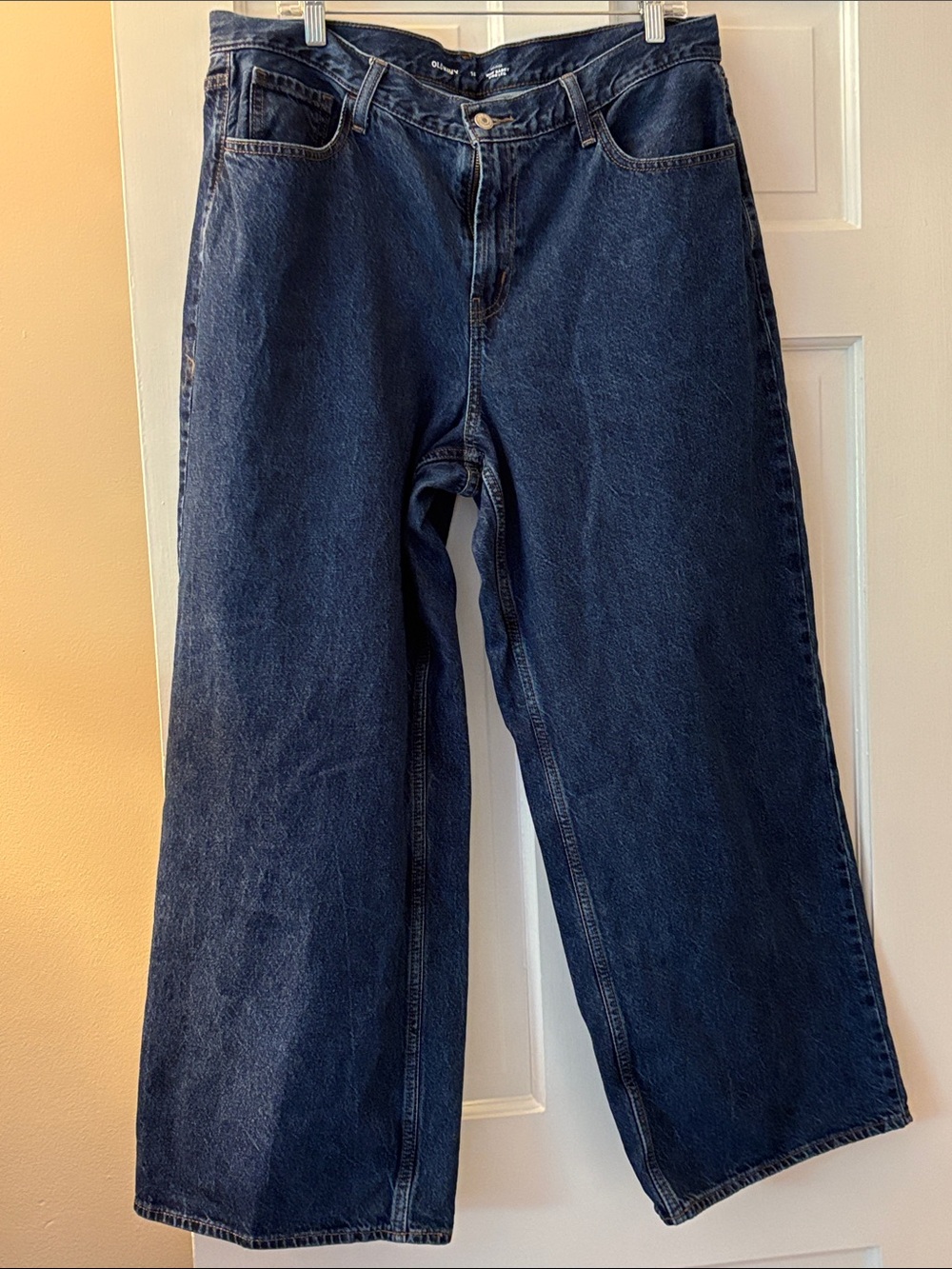 Old Navy  Mid-Rise Baggy Wide Leg Jeans size 16, like new, dark wash.